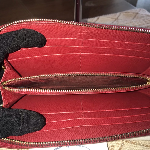 ❤️SOLD❤️PRADA ZIPPY WALLET SAFFIANO REDS LEATHER - Picture 2 of 8